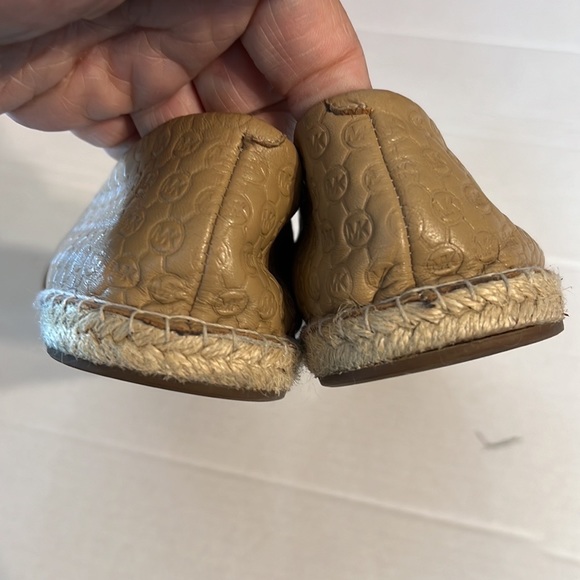 EUC Michael Kors embossed logo leather flat espadrilles shoes Tan caramel 10 - Picture 2 of 12